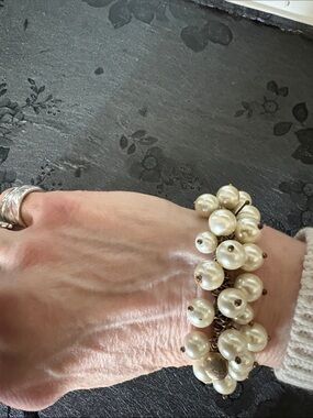 J.CREW FAUX CREAM PEARL DANGLE WIRED STRETCH BRACELET